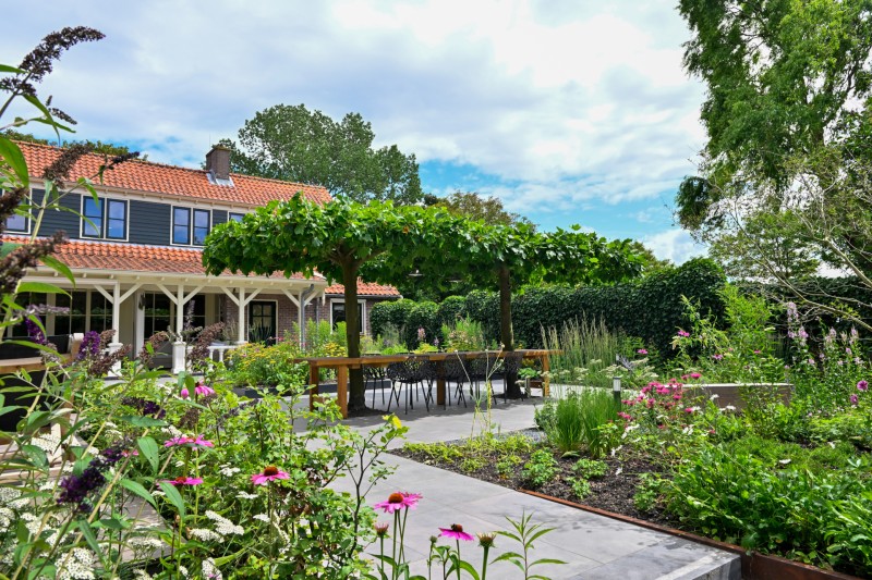 Romantische cottagetuin met rustieke uitstraling